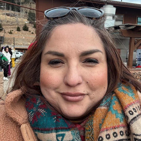 Meet your Posher, Jessica. I’m an ER nurse that likes to thrift. - Picture 4 of 7